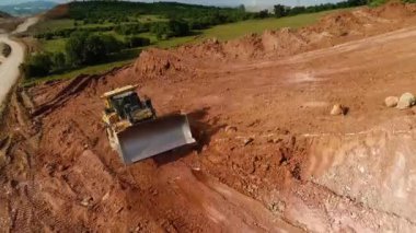 Ekskavatör-Ekskavatör yükleyici used. Ağır makine, eski kamyon ve tarak ile kum ocağı robot uçuş.