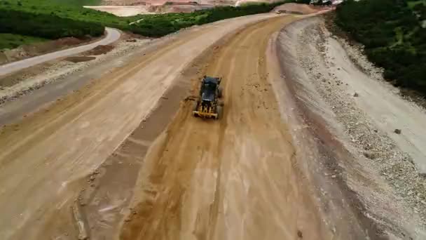 道路建设 使用重型机械 旧卡车和挖掘机在采石场飞行无人机 — 图库视频影像