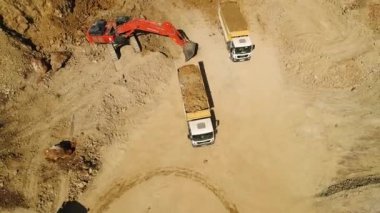 İnşaat Site.Excavator ile kamyon, ağır kamyon kazı yükleme kum. Ekskavatör yükleyici yük kuma damperli kamyon.