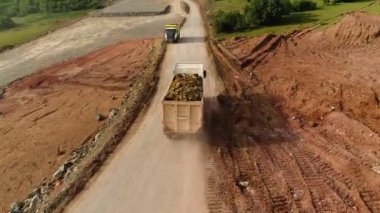 Dumper Trucks.Ekskavatör Kamyon ile, Yükleme kum ağır kamyonlarda kazma. Ekskavatör Yükleyici Yük Kumu Damperli Kamyonda. 
