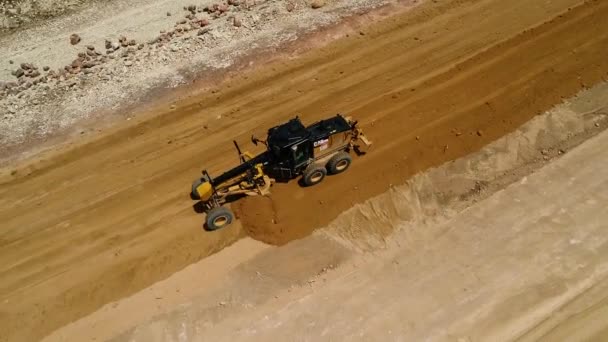 Bulldozer Road Excavator Med Lastbilen Lastning Sand Schaktning Tunga Lastbilar — Stockvideo