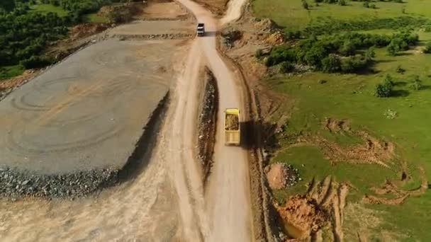 自卸车 挖掘机与卡车 在重型卡车中装载挖沙 挖掘机装载机装载运装车中的沙 — 图库视频影像