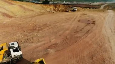 Ağır kamyonlarda kum kazma kamyon, yükleme ile Ekskavatör. Ekskavatör Yükleyici Yük Kum Damperli Kamyon. Havadan Görünüm. 