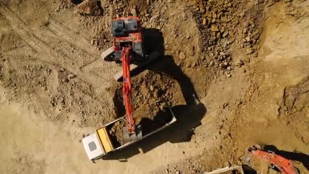 Bagger Mit Lkw Sandverladung Schweren Lkws Baggerlader Laden Sand Muldenkipper — Stockvideo