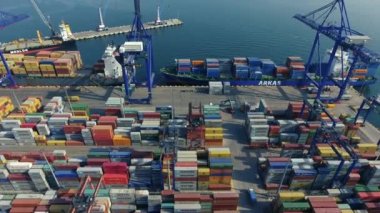 Ulaşım. Mavi deniz dolu kargo gemisiyle. Deniz sanayi bölgesi havadan görünümü.