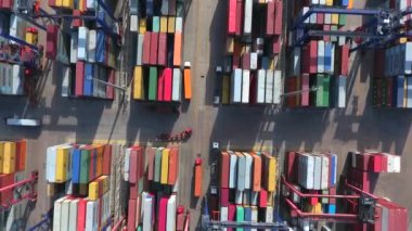 Ulaşım. Mavi deniz dolu kargo gemisiyle. Deniz sanayi bölgesi havadan görünümü.