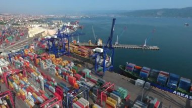 Mavi deniz dolu kargo gemisiyle. Deniz sanayi bölgesi havadan görünümü.