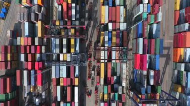 Ulaşım yüklü. Mavi deniz kargo gemisiyle