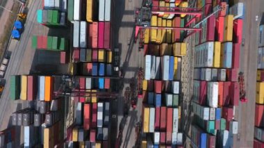 Konteyner Port.Loaded kargo gemisi Mavi denizin içinde