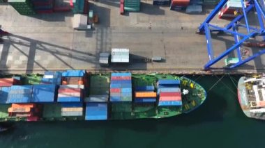 Konteyner Terminal.Loaded kargo gemisi Mavi denizin içinde