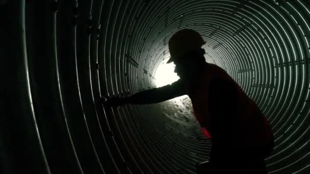 Obrero Construcción Mide Una Tubería Marca — Vídeo de stock