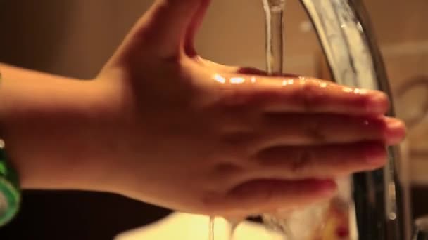 Jovens Crianças Lavar Mãos — Vídeo de Stock