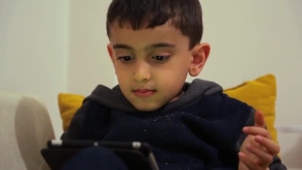 Enfant Avec Tablette Enfant Jouant — Video