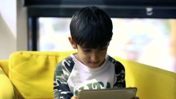 Kind Mit Tablet Kinder Spielen — Stockvideo