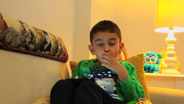 Kind Mit Tablet Kinder Spielen — Stockvideo