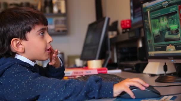 Bilgisayar Oyunları Oynayan Çocuk — Stok video