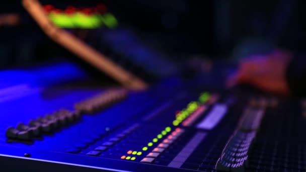 Soundmixer Packen Publikum Bei Konzert Ein — Stockvideo