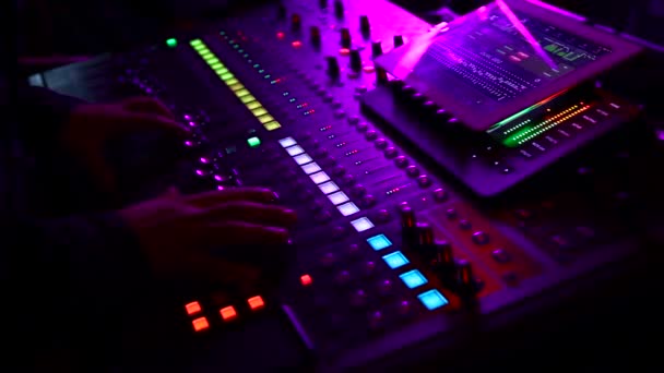 Soundmixer Packen Publikum Bei Konzert Ein — Stockvideo