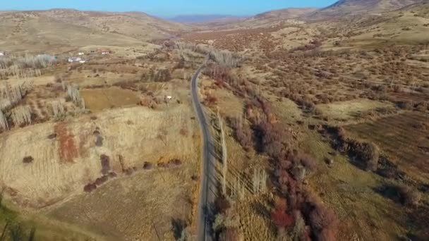 Vista Aérea Del Cruce Caminos Entre Tierra Agrícola Pueblo — Vídeo de stock