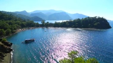 Turistik Tekneler ve Ada Görünümü