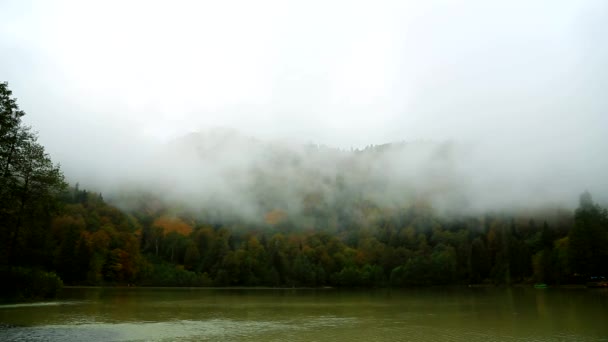 Mlha Mraky Nad Jezerem Horami Létající Jezero Lese — Stock video