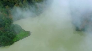 Göl ve Dağların üzerinde sis ve bulutlar. Ormanda Göl Üzerinde Uçmak