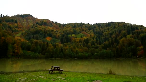 Nebbia Nuvole Sul Lago Sulle Montagne — Video Stock