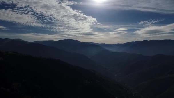 Luta Aérea Sobre Uma Montanha Com Uma Cruz Para Vale — Vídeo de Stock