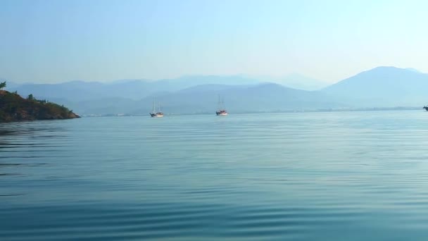 美丽的蓝色海浪和泡沫 土耳其穆格拉费蒂耶海岸 — 图库视频影像