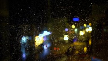 Gece vakti ve yağmur araba