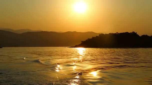 Río Puesta Del Sol Sobre Valle Del Bosque Del Río — Vídeos de Stock