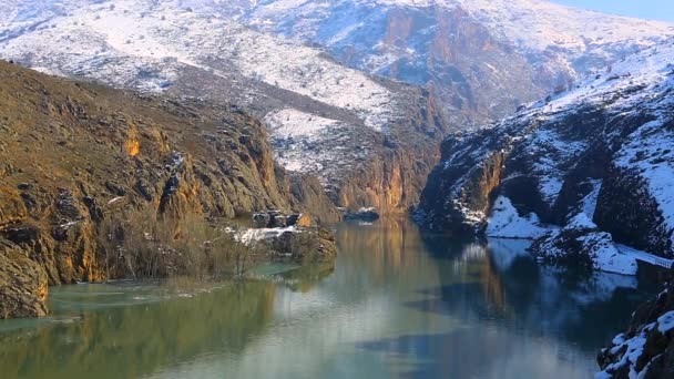 Dağlarda Tam Deposunda Bir Barajın Görünümü — Stok video