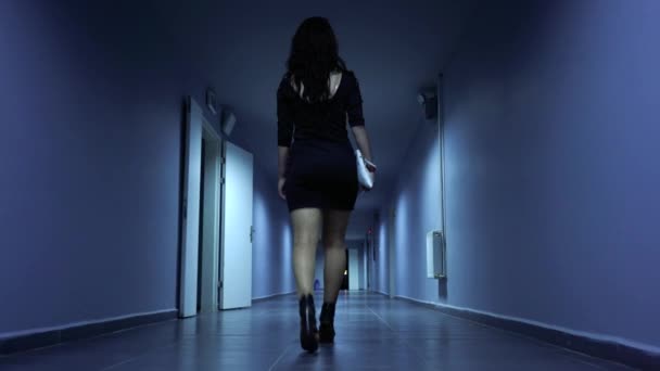 Piękna Kobieta Chodzić Korytarzu — Wideo stockowe