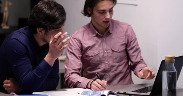 Bir Ofiste Çalışan Genç Erkekler — Stok video