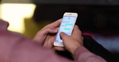 Akıllı Telefonda Mesaj Atan Adam. Mesajlaşma