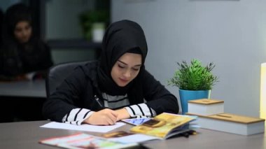 Ofiste Çalışan Kadınlar Not Yaz