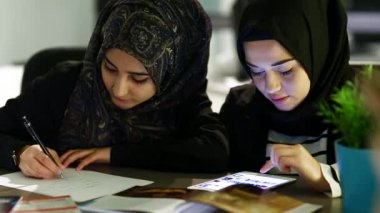 Müslüman Kadınlar Çalışıyor.Modern Ofiste Çalışan İş Kadınları