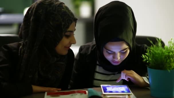 Geschäftsfrauen Die Modernen Büro Arbeiten — Stockvideo