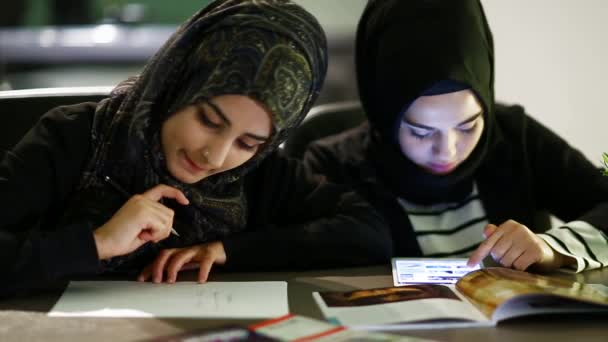 Mujeres Que Trabajan Oficina Escribir Nota — Vídeo de stock