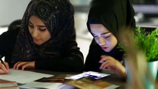 Donne Musulmane Che Lavorano Donne Affari Che Lavorano Ufficio Moderno — Video Stock