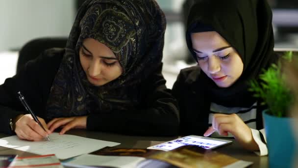 Müslüman Kadınlar Çalışıyor Modern Ofiste Çalışan Kadınları — Stok video