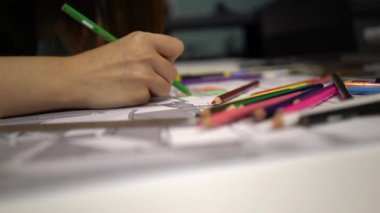 Birinci Mimari İnşaat Mühendis Uzmanı Masa üzerine bir proje