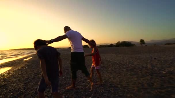 Pai Wiht Duas Crianças Andando Pôr Sol — Vídeo de Stock