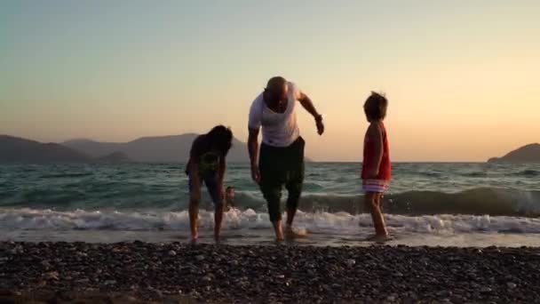 Padre Wiht Dos Niños Caminando Atardecer — Vídeo de stock