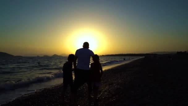 Father Wiht Two Kids Walking Sunset — Stock Video