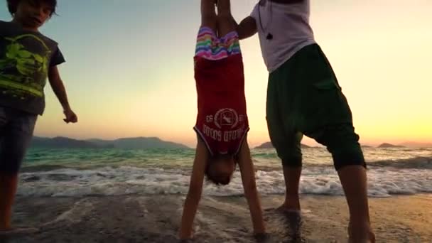 在日落时玩父亲 家庭在日落海滩 — 图库视频影像