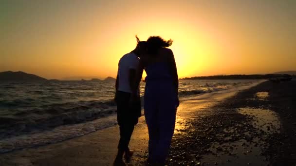 Romance Playa Walking Atardecer — Vídeo de stock