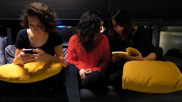 Mola Sırasında Ofiste Kahve Içen Dostça Sohbet Kadınlar — Stok video