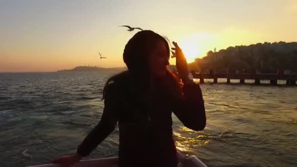 女人享受从渡船海 — 图库视频影像