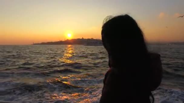 Kvinna Som Njuter Havet Från Färjan — Stockvideo